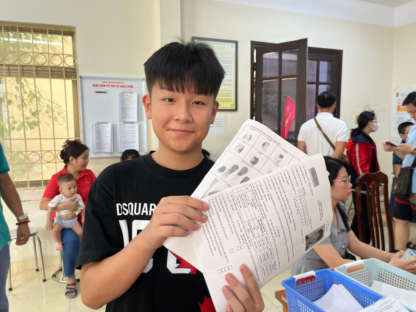 Niềm vui của một công dân "nhí" khi lần đầu tiên được làm thẻ căn cước