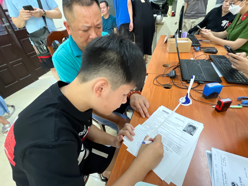 Các em được CBCS hướng dẫn kiểm tra lại thông tin và ký tên