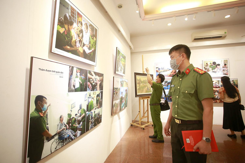 Các hoạt động mang tính nhân văn của lực lượng Cảnh sát nhân dân đã được khắc họa rõ nét, để lại ấn tượng, cảm xúc sâu đậm cho người xem