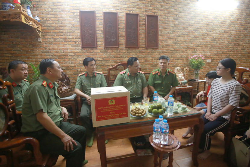 Trung tướng Nguyễn Hải Trung động viên Trung tá Đặng Trần Vũ