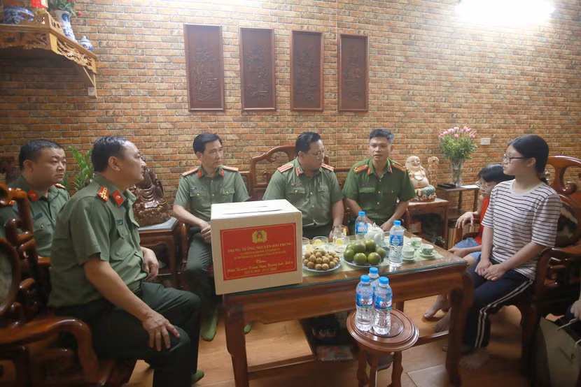 Trung tướng Nguyễn Hải Trung động viên Trung tá Đặng Trần Vũ