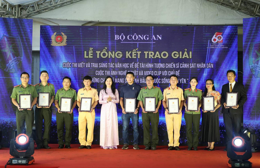 Đại diện Ban tổ chức trao giải A, B cho các tác giải đoạt giải cuộc thi ảnh