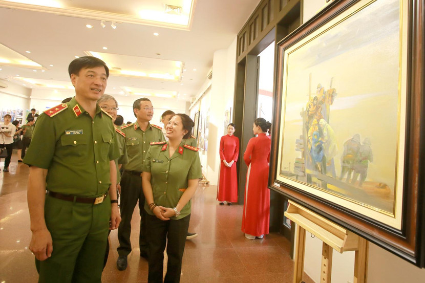 Trung tướng Nguyễn Duy Ngọc, Thứ trưởng Bộ Công an tham quan những tác phẩm trưng bày