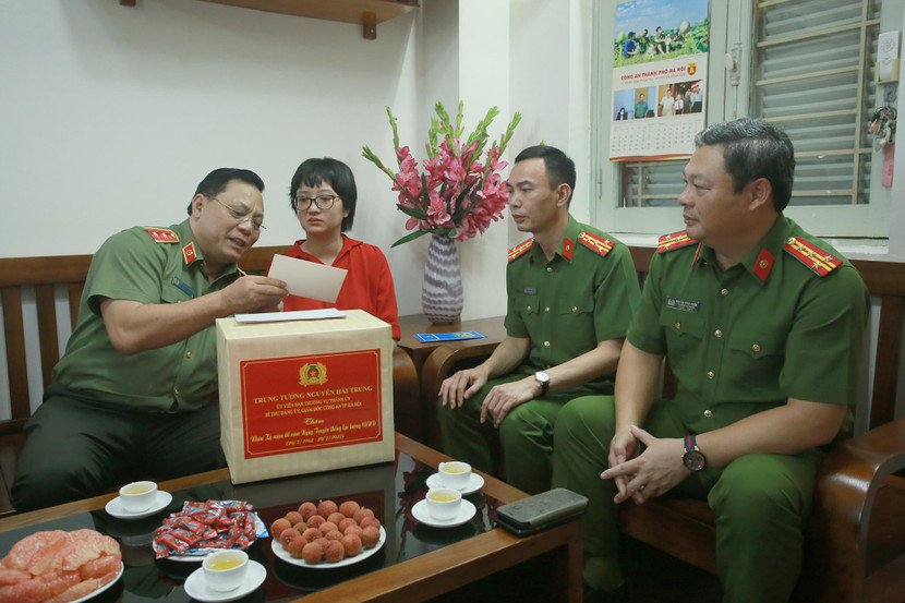 Đại úy Vũ Thu Hiền xúc động khi Trung tướng Nguyễn Hải Trung cùng đoàn công tác Công an Hà Nội tới thăm, động viên và tặng quà
