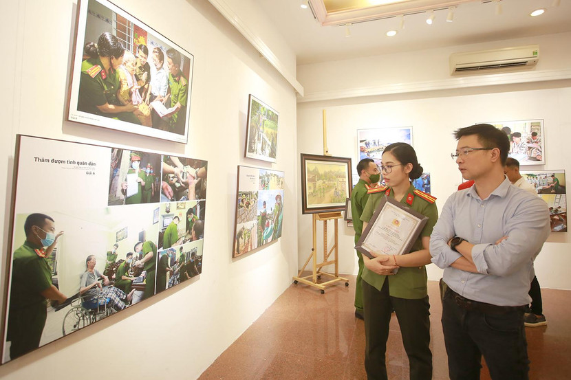 Nhiều tác phẩm ảnh bộ ghi nhận những vất vả, hy sinh thầm lặng của người chiến sĩ Cảnh sát nhân dân (Trong ảnh: Tác phẩm "Thắm đượm tình quân dân" đoạt giải A của tác giải Trịnh Thị Ngọc Quỳnh, CATP Hà Nội)