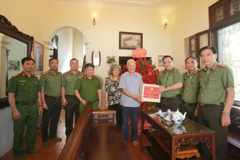 Trung tướng Nguyễn Hải Trung cùng đoàn công tác tặng quà thân nhân gia đình Đại tá Lê Văn Bích