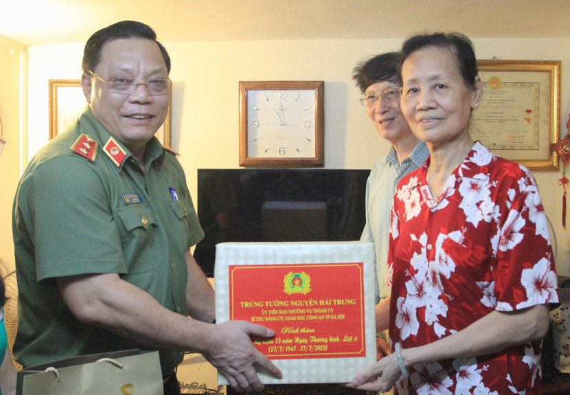 Trung tướng Nguyễn Hải Trung thăm hỏi, tặng quà thân nhân liệt sĩ Nguyễn Tài Hải