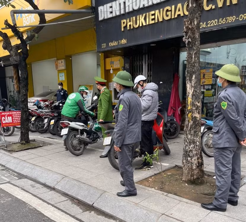 Công an quận Đống Đa xử lý các vi phạm trật tự giao thông đô thị