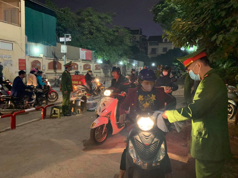 Lực lượng Công an quận Đống Đa tổ chức trông giữ xe miễn phí cho người dân