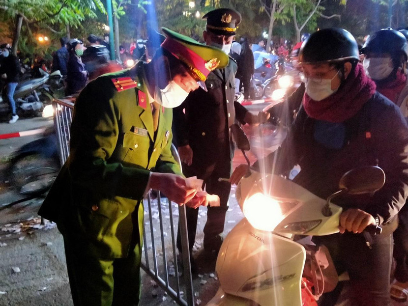 Công an quận Đống Đa kiểm tra vé xe tại điểm trông xe miễn phí cho bà con giáo dân yên tâm đi lễ nhà thờ