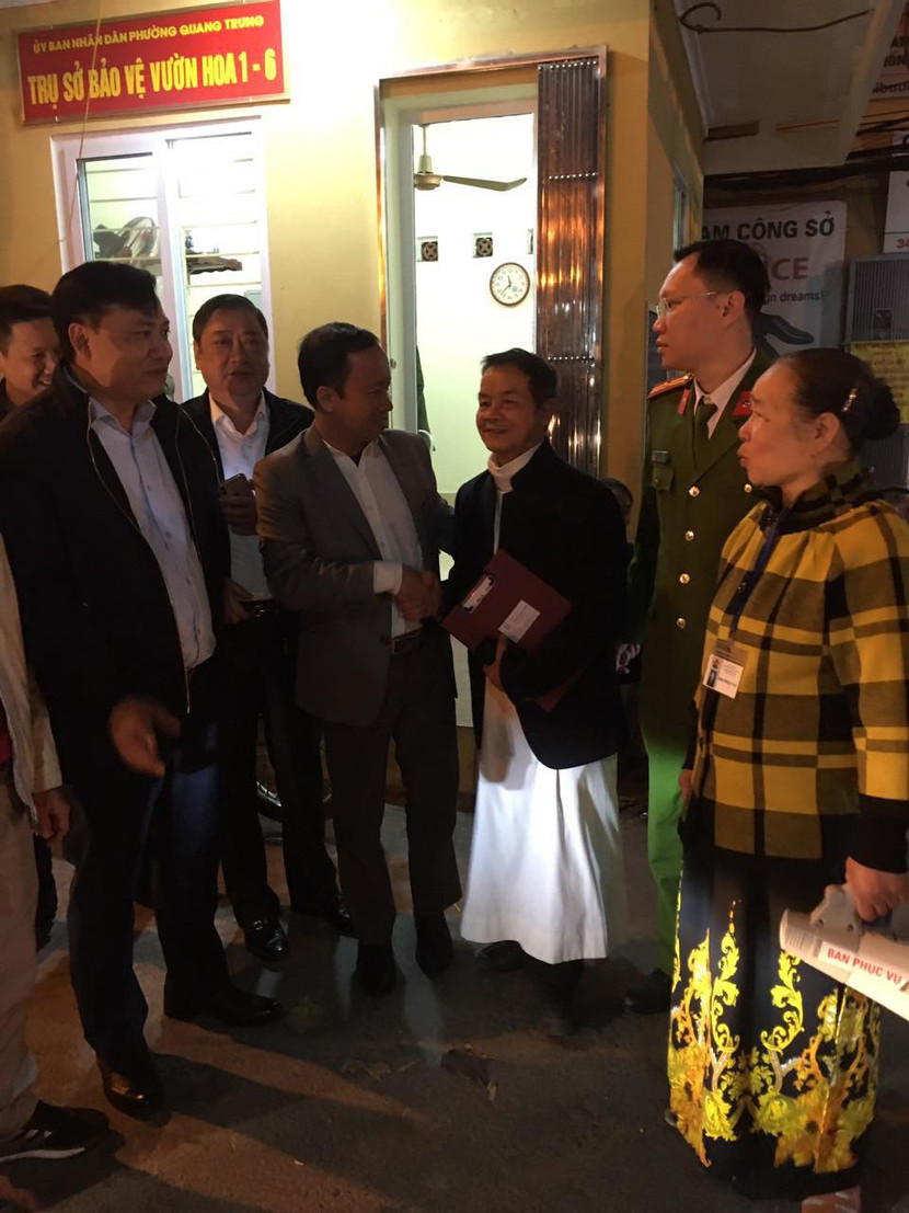 Linh mục Trịnh Ngọc Hiên, chính xứ Giáo xứ Thái Hà thay mặt bà con giáo dân cảm ơn chính quyền và Công an quận Đống Đa