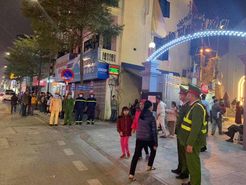 Lực lượng chức năng đảm bảo an ninh trật tự tại trước giáo xứ Hàng Bột