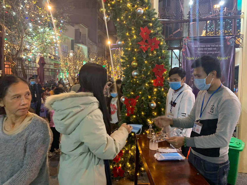 Người dân được phát khẩu trang miễn phí