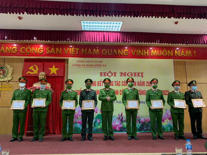 Đại tá Võ Hồng Phương - Trưởng Công an quận Đống Đa trao khen thưởng các tập thể, cá nhân Đại tá Võ Hồng Phương - Trưởng Công an quận Đống Đa trao khen thưởng các tập thể, cá nhân