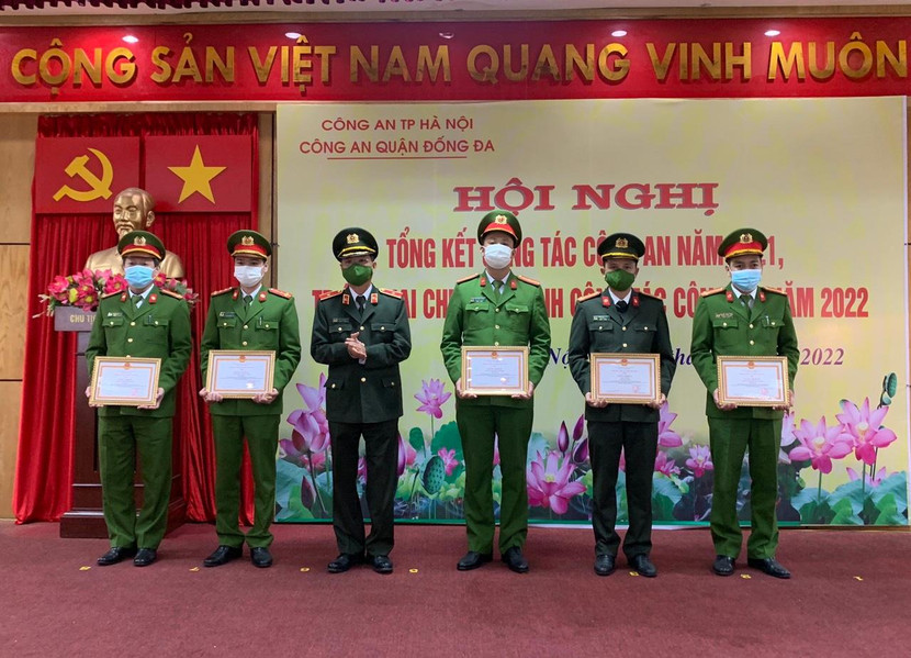 Thiếu tướng Đào Thanh Hải - Phó Giám đốc CATP trao khen thưởng cho các tập thể cá nhân Thiếu tướng Đào Thanh Hải - Phó Giám đốc CATP trao khen thưởng cho các tập thể cá nhân