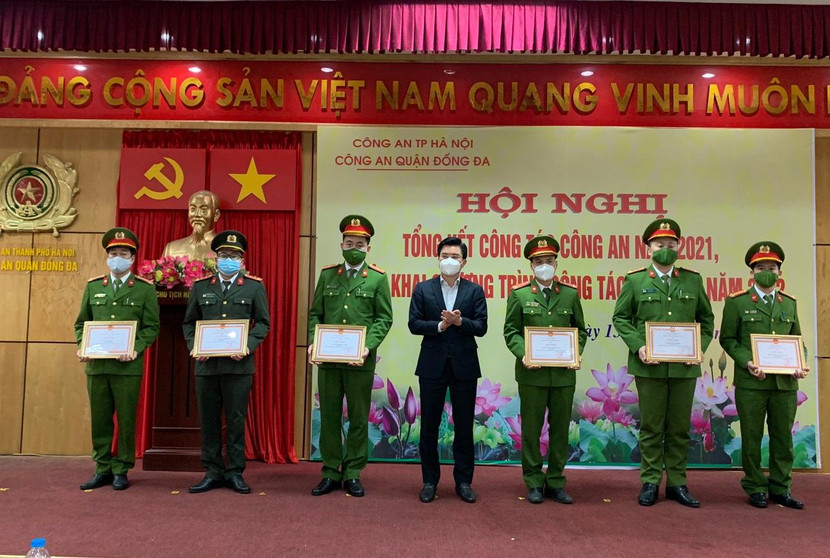 Đồng chí Lê Tuấn Định - Chủ tịch UBND quận Đống Đa trao khen thưởng cho các tập thể cá nhân Đồng chí Lê Tuấn Định - Chủ tịch UBND quận Đống Đa trao khen thưởng cho các tập thể cá nhân