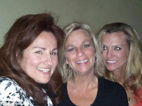 Martha Sizemore đứng ở giữa