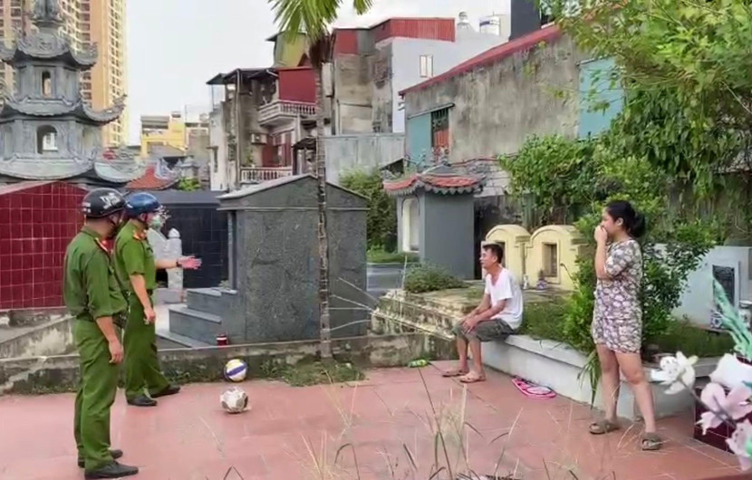Công an phường Định Công phát hiện nhóm người tập thể dục ở nghĩa trang trong thời gian đang thực hiện giãn cách xã hội