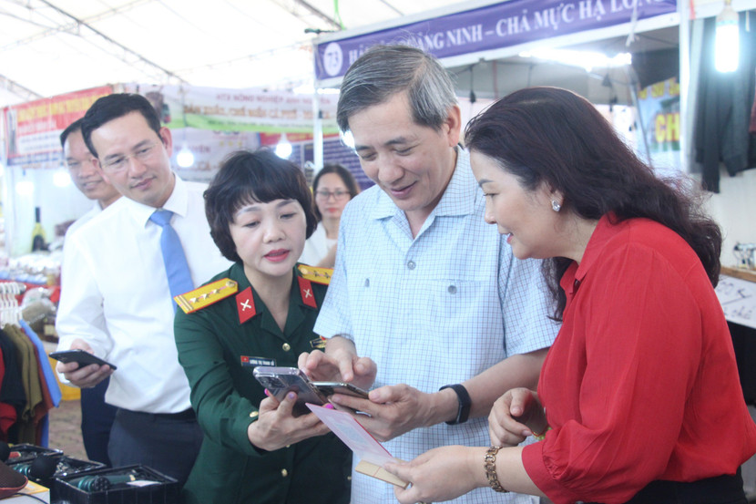 Lãnh đạo quận Ba Đình và Sở Công Thương Hà Nội thanh toán không dùng tiền mặt tại một hội chợ Lãnh đạo quận Ba Đình và Sở Công Thương Hà Nội thanh toán không dùng tiền mặt tại một hội chợ