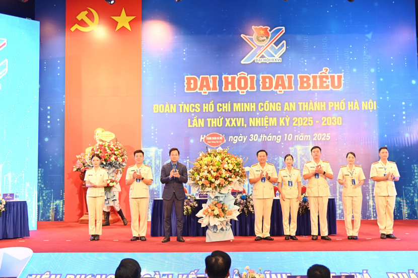 Đồng chí Trần Quang Hưng, Phó Bí thư Thành đoàn Hà Nội tặng hoa chúc mừng Đại hội Đồng chí Trần Quang Hưng, Phó Bí thư Thành đoàn Hà Nội tặng hoa chúc mừng Đại hội