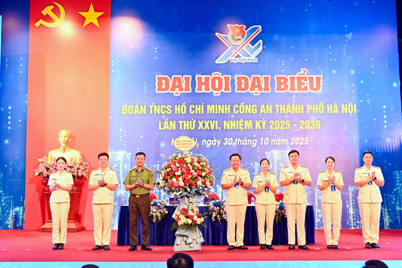 Đại tá Nguyễn Ngọc Quyền, Phó Bí thư Đảng ủy, Phó Giám đốc CATP Hà Nội tặng hoa chúc mừng Đại hội Đại tá Nguyễn Ngọc Quyền, Phó Bí thư Đảng ủy, Phó Giám đốc CATP Hà Nội tặng hoa chúc mừng Đại hội