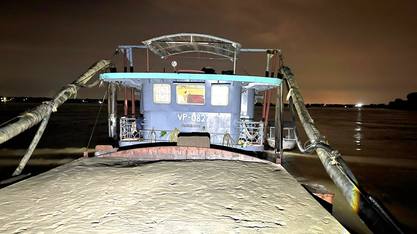 Phát hiện tàu khai thác cát trái phép