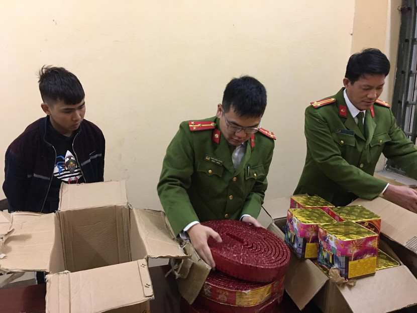 Công an huyện Gia Lâm bắt quả tang đối tượng vận chuyển số lượng lớn pháo nổ
