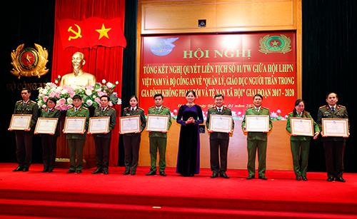 Đồng chí Hà Thị Nga trao Bằng khen của Hội LHPN tặng các tập thể Đồng chí Hà Thị Nga trao Bằng khen của Hội LHPN tặng các tập thể