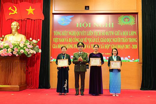 Trung tướng Trần Quốc Tỏ trao kỷ niệm chương Bảo vệ An ninh Tổ quốc tặng các đồng chí lãnh đạo Hội LHPN Việt Nam Trung tướng Trần Quốc Tỏ trao kỷ niệm chương Bảo vệ An ninh Tổ quốc tặng các đồng chí lãnh đạo Hội LHPN Việt Nam