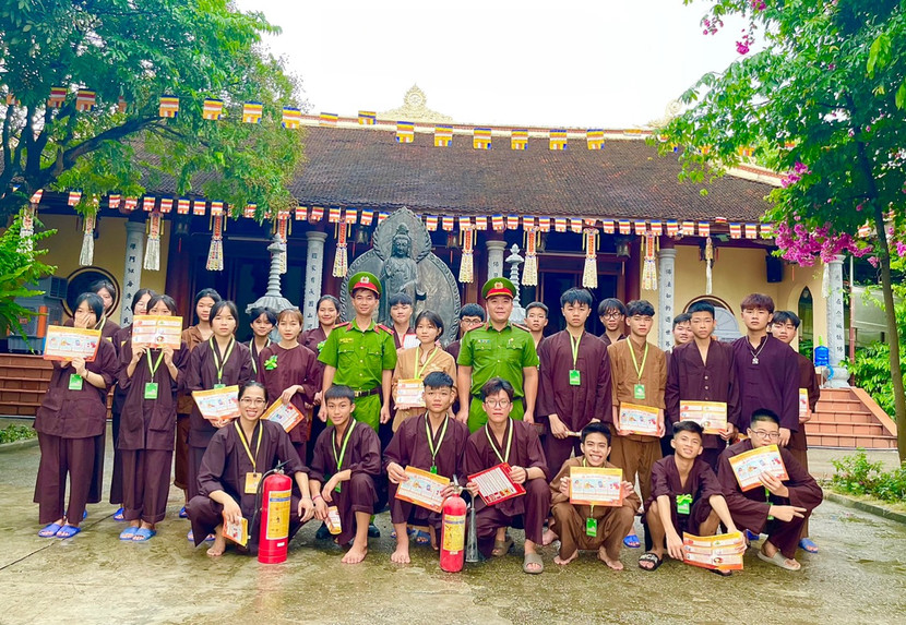 Cảnh sát PCCC&CNCH chụp ảnh cùng tu sinh tại chùa Quán Âm, xã An Tiến, huyện Mỹ Đức Cảnh sát PCCC&CNCH chụp ảnh cùng tu sinh tại chùa Quán Âm, xã An Tiến, huyện Mỹ Đức
