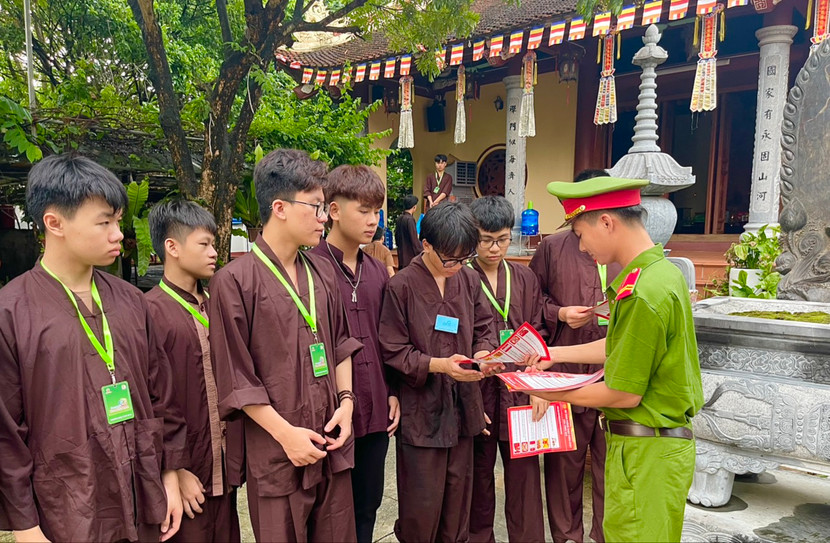 Chiến sỹ Cảnh sát PCCC phát nhiều tờ rơi, cẩm nang trong công tác PCCC&CNCH đến các tu sinh Chiến sỹ Cảnh sát PCCC phát nhiều tờ rơi, cẩm nang trong công tác PCCC&CNCH đến các tu sinh