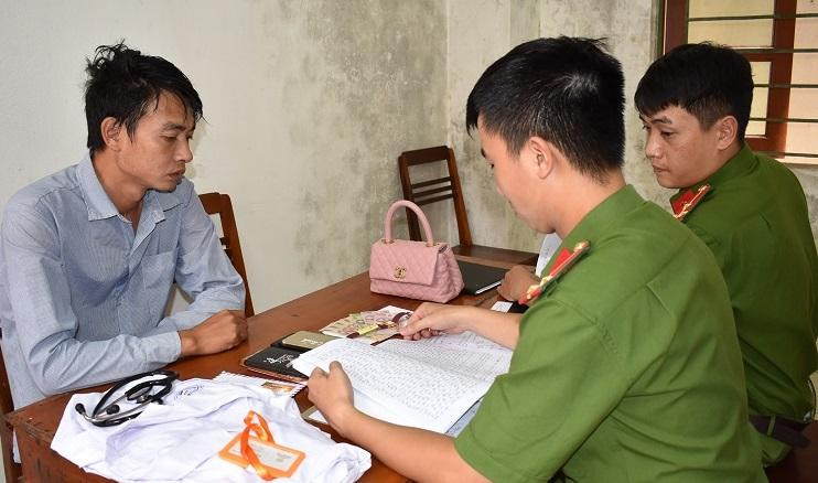 Cơ quan Công an lấy lời khai của đối tượng