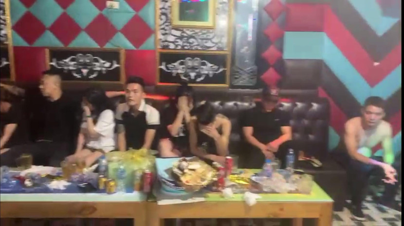 Nhóm nam nữ tụ tập bay lắc trong quán hát Nhóm nam nữ tụ tập bay lắc trong quán hát