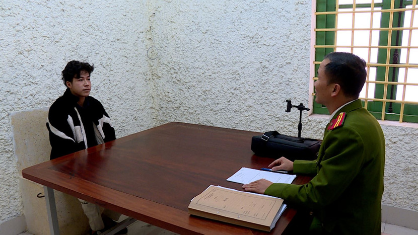 Cơ quan điều tra lấy lời khai của đối tượng Thắng Cơ quan điều tra lấy lời khai của đối tượng Thắng