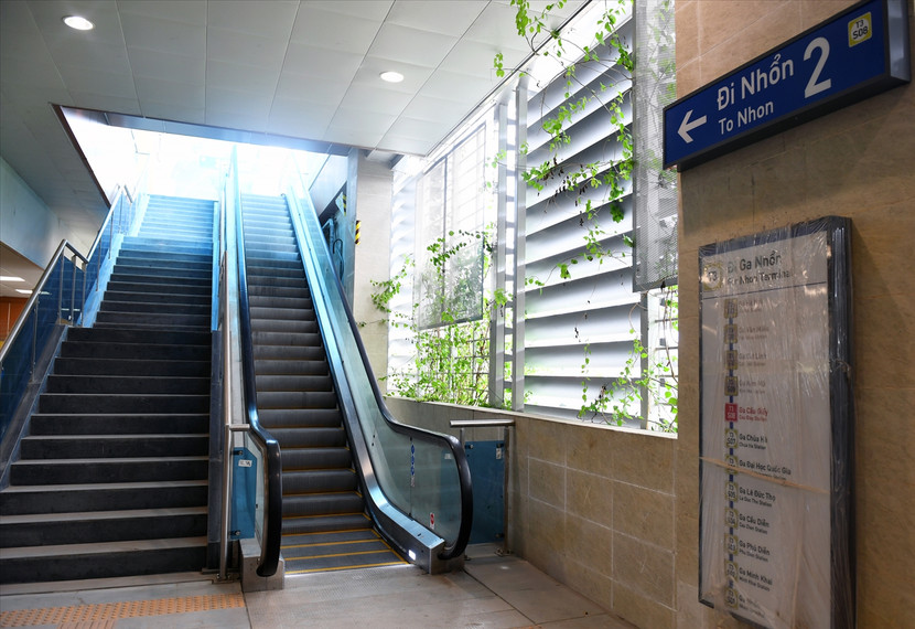 Mọi lối lên khu vực đi tàu đều có biển chỉ dẫn, được thiết kế đáp ứng yêu cầu về công năng, kỹ thuật và thẩm mỹ cao Mọi lối lên khu vực đi tàu đều có biển chỉ dẫn, được thiết kế đáp ứng yêu cầu về công năng, kỹ thuật và thẩm mỹ cao