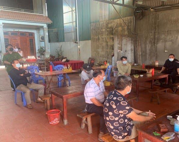 Xử phạt 2 chủ quán ăn mở cửa cho khách ngồi ăn uống trong quán