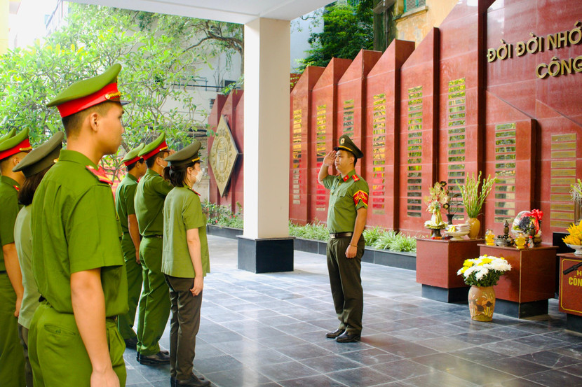 Đoàn Công an huyện Mỹ Đức đã tổ chức trọng thể lễ dâng hương, dâng hoa, tưởng nhớ, tri ân các anh hùng, liệt sĩ Công an Thủ đô