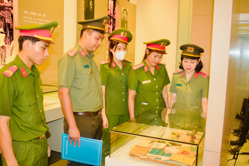 Đoàn đại biểu Công an huyện đã thăm quan bảo tàng CATP Hà Nội