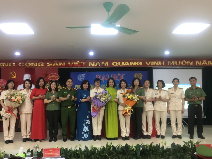 Đại diện lãnh đạo Hội Phụ nữ CATP và Công an quận Bắc Từ Liêm chúc mừng Ban chấp hành hội Phụ nữ nhiệm kỳ 2021-2026