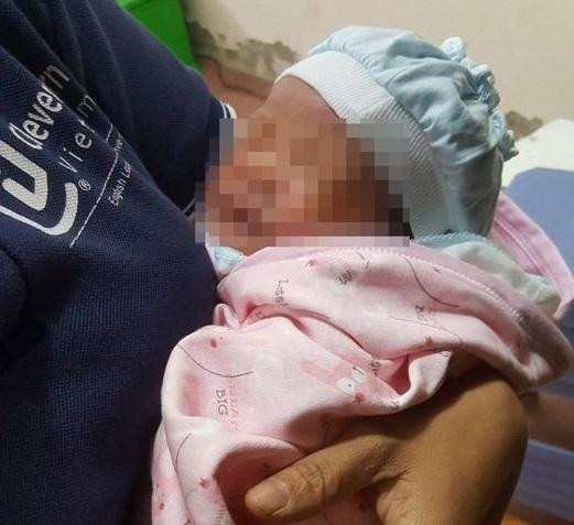 Bé sơ sinh bị bỏ rơi ở khuôn viên Trạm y tế xã ảnh 1
