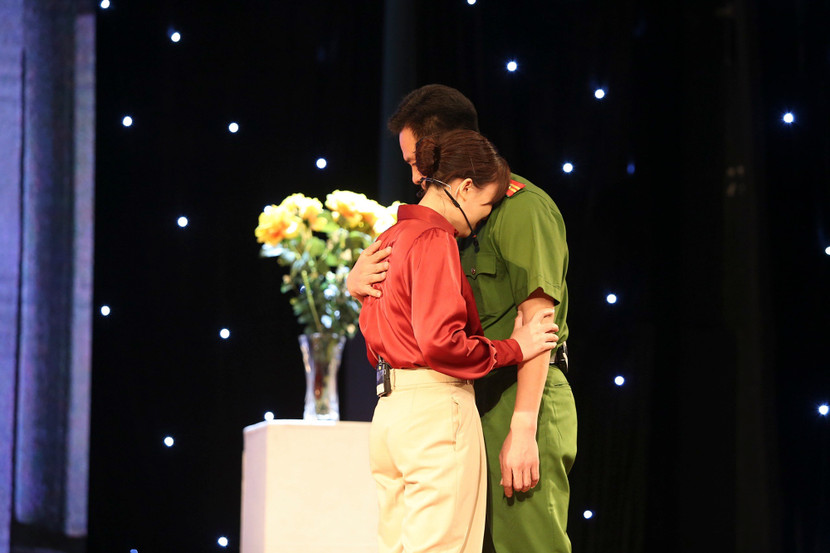 Phân cảnh khá tinh tế khi người vợ thấu hiểu công việc của chồng, cô khóc gục đầu vào vai anh nhưng cánh tay bị thương năm nào khiến anh không thể nâng lên ôm trọn người vợ của mình