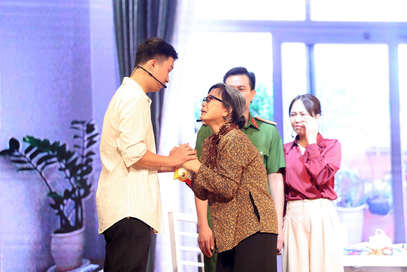 Bối cảnh khiến tất cả dàn diễn viên bật khóc khi 2 mẹ con gặp nhau