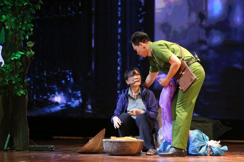 Giữa cảnh trời đất mù mịt ấy, chúng ta thấy được cảnh tượng ấm áp và cảm động khi người Cảnh sát khu vực của bến xe phía Nam tiến lại hỏi han