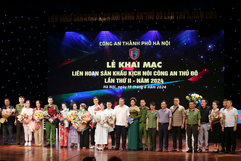 Vở diễn "Tình người" khép lại sau hơn 20 phút đã khiến bao khán giả có mặt tại Nhà hát kịch Hà Nội lặng đi bởi những phân cảnh xúc động, chạm tới cảm xúc khi thấy được có chính mình trong hoàn cảnh đó...