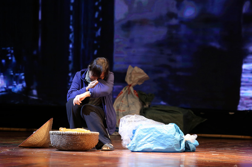 Ngay trong phân cảnh đầu tiên của "Tình người", khán giả đã xúc động khi được chứng kiến một người mẹ già vất vả mưu sinh bên bến xe rồi khóc trong cơn mưa tầm tã