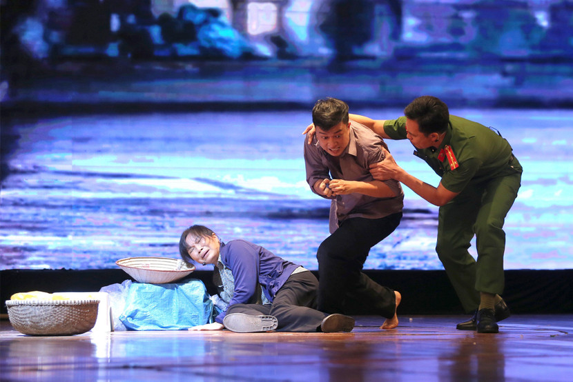 Đúng lúc này người Cảnh sát khu vực xuất hiện lao vào khống chế đối tượng