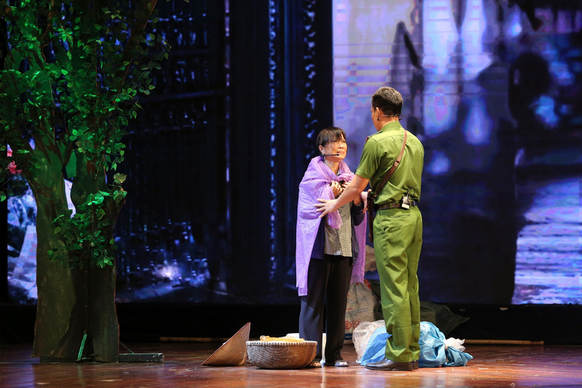 Hình ảnh cùng lời thoại đã khiến bất kỳ ai cũng xúc động khi trong phân cảnh đã thể hiện được phần nào phẩm chất đạo đức mà người chiến sĩ Công an cách mạng phải có