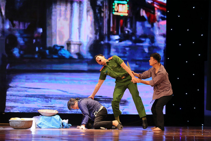 ... và anh bất ngờ bị đối tượng dùng hung khí đâm lén khi đang giúp đỡ người phụ nữ