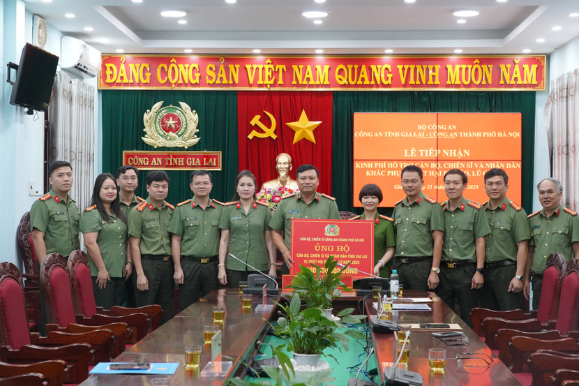 Đoàn công tác CATP Hà Nội thăm, động viên và tặng quà tại Công an tỉnh Gia Lai