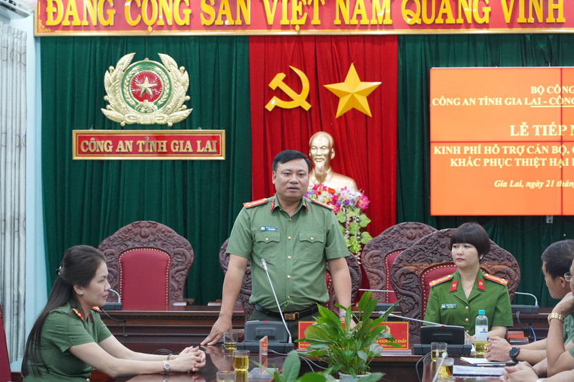 Đại tá Nguyễn Tiến Đạt - Phó Giám đốc CATP Hà Nội phát biểu chia sẻ, gửi lời thăm hỏi tới CBCS Công an và nhân dân tỉnh Gia Lai chịu ảnh hưởng của thiên tai